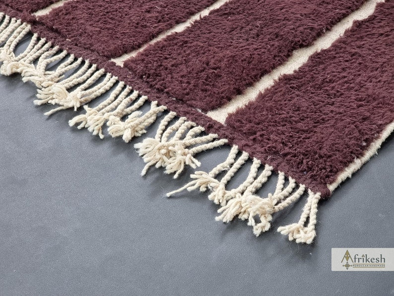 Fluffara rug edge with hand-knotted fringe and luxurious fluffy wool texture