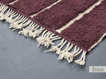 Fluffara rug edge with hand-knotted fringe and luxurious fluffy wool texture